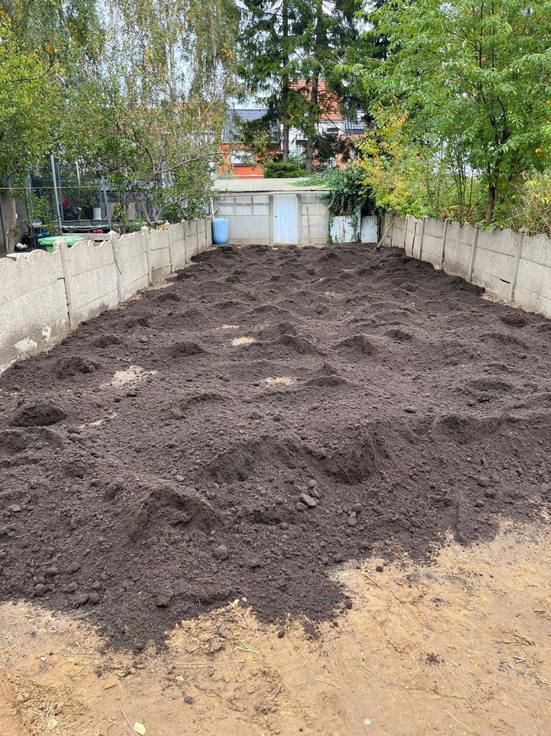 Verse teelaarde uitgespreid en geëgaliseerd, klaar voor graszoden.