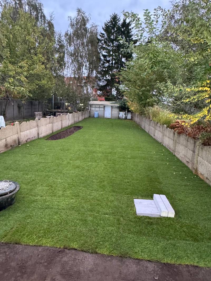 Smalle stadstuin na aanleg, over de volle lengte belegd met graszoden.