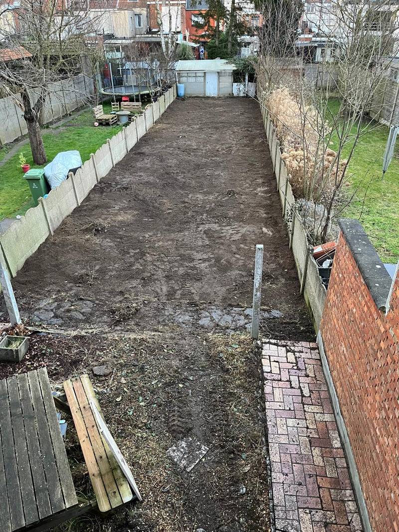 Stadstuin volledig uitgegraven, klaar voor grondverbetering.