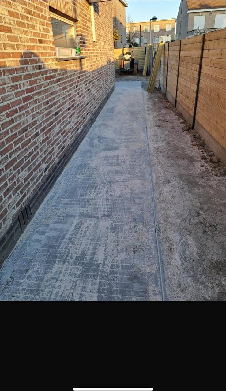 Nieuw aangelegd pad langs de zijgevel van een woning.